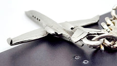 Llavero de avión de peltre LearJet 28