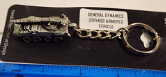 Llavero de peltre con el vehículo blindado Stryker de General Dynamics