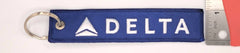 Llavero bordado en azul y blanco con el logotipo de Delta Airlines