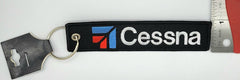 Llavero bordado en blanco y negro con el logotipo de Cessna