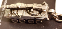 Llavero de peltre con el vehículo blindado Stryker de General Dynamics