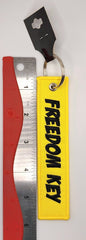 Llavero bordado negro/amarillo con la palabra Freedom Key