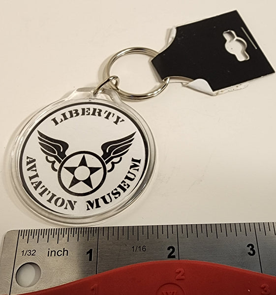 Llavero acrílico con el logotipo del Museo de Aviación Liberty en blanco y negro
