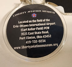 Llavero acrílico con el logotipo del Museo de Aviación Liberty en blanco y negro