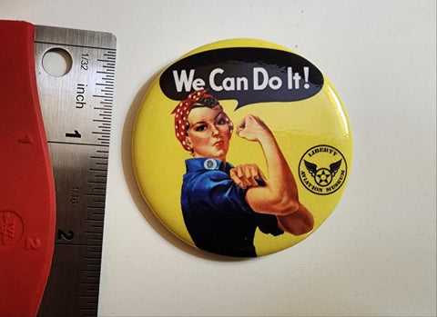 Pin clásico amarillo con la frase "We Can Do It" de Rosie la remachadora
